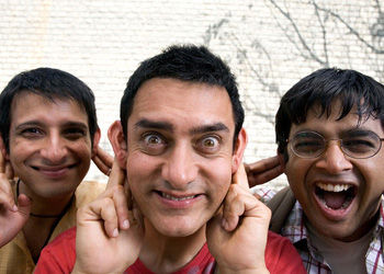 《三个傻瓜》走红网络 中国网友为何获共鸣