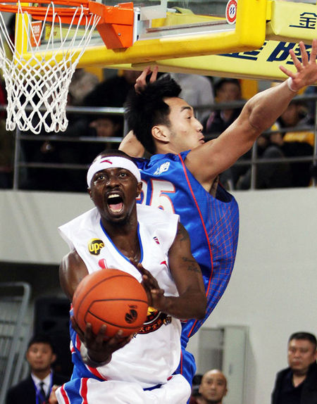 蜡笔小新CBA首秀仅4分4板 对位外援遭各种