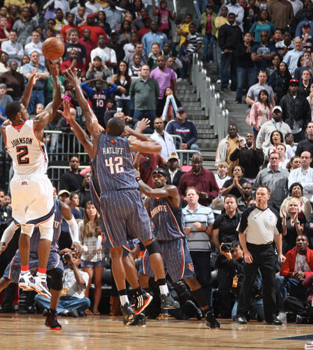 约翰逊复出送压哨绝杀 鹰队加时1分险胜山猫