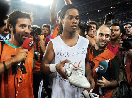 小罗重返诺坎普风头盖梅西 9万巴萨球迷为他欢