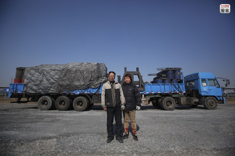 谈到将来，郭伟明说，希望孩子能早日独立生活，自己养活自己。而妻子也开玩笑说道，等孩子独立了，他们再攒些钱，就可以去敬老院去安度晚年了。繁忙的公路上，像郭伟明夫妻一样的大货车司机还有很多，他们顶着极大的压力和危险，保持着物流的畅通和快速，而自身却没有基本的社会保障。他们为了自己，为了下一代，生活在路上……