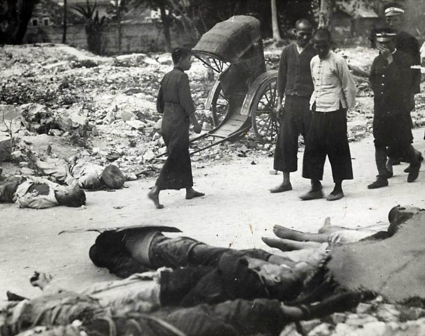 　　1928年，广州，在广州暴动失败后，国民党军重占广州，对未及撤离的起义军、工人赤卫队和拥护革命的群众进行了血腥的报复，城市被夷为平地，被打死的布尔什维克和平民尸体在街头随处可见。