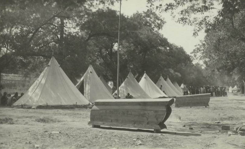 1917年7月的战斗后，在北京紫禁城的营地成殓死去士兵的棺材。