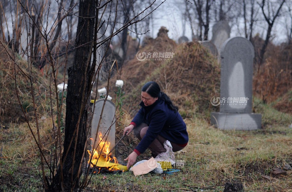 梦见自己上坟圈，探索潜意识中的哀思与重生