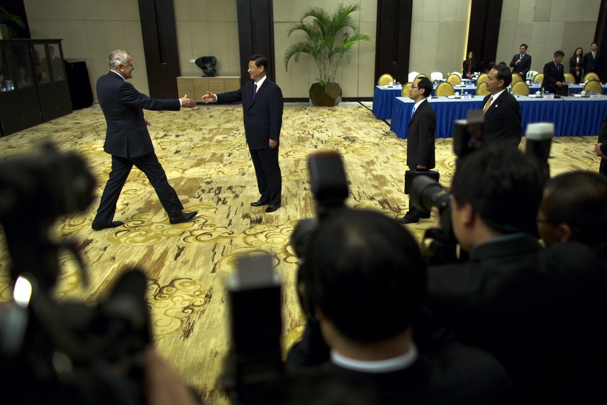 4月8日，习近平在博鳌与出席论坛的近三十位中外企业家举行座谈，与一位外国企业家代表握手。