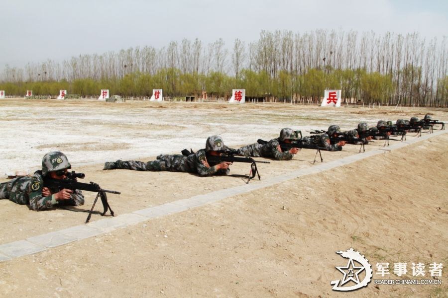 卧姿射击练习。