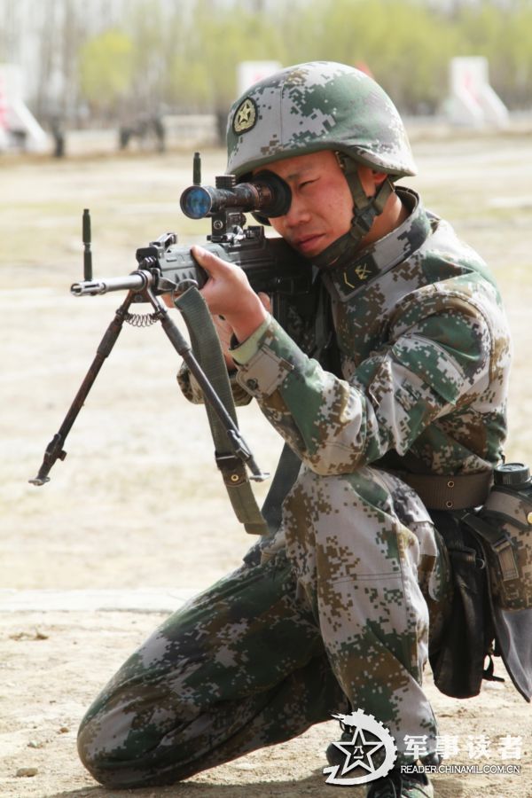 练习跪姿射击。
