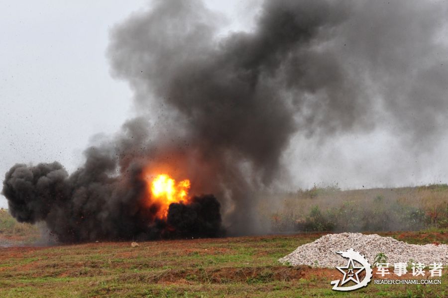 爆破场上硝烟滚滚，炸声隆隆。