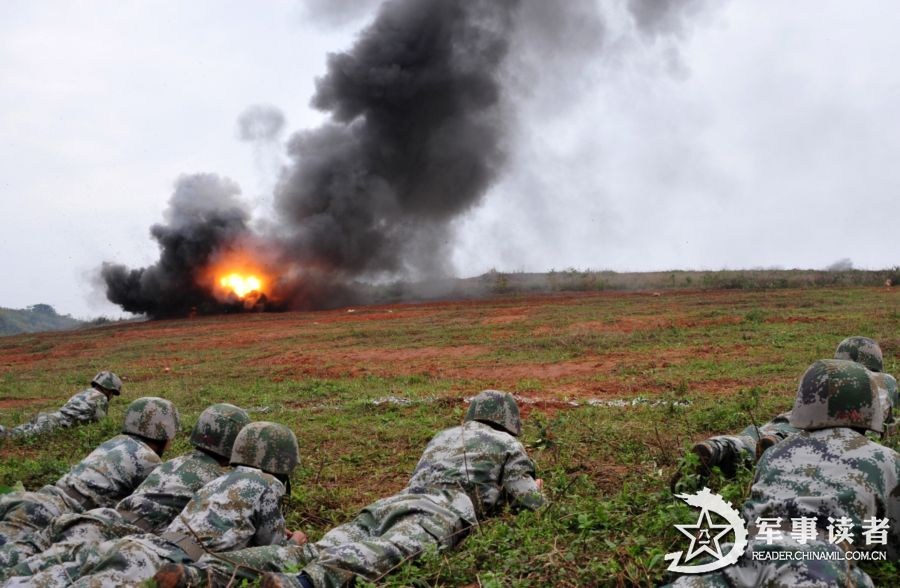 爆破场上硝烟滚滚，炸声隆隆。