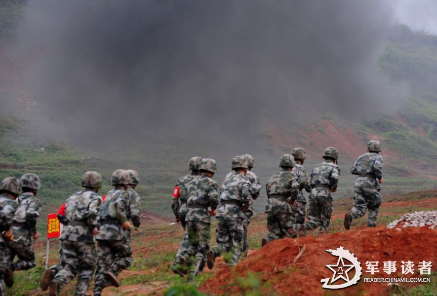 满怀信心跑步上场。