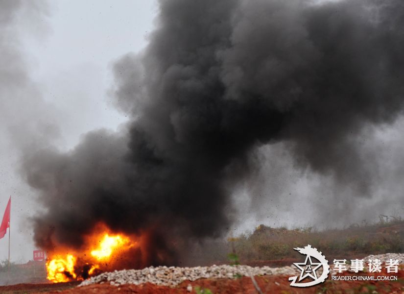 爆破场上硝烟滚滚，炸声隆隆。