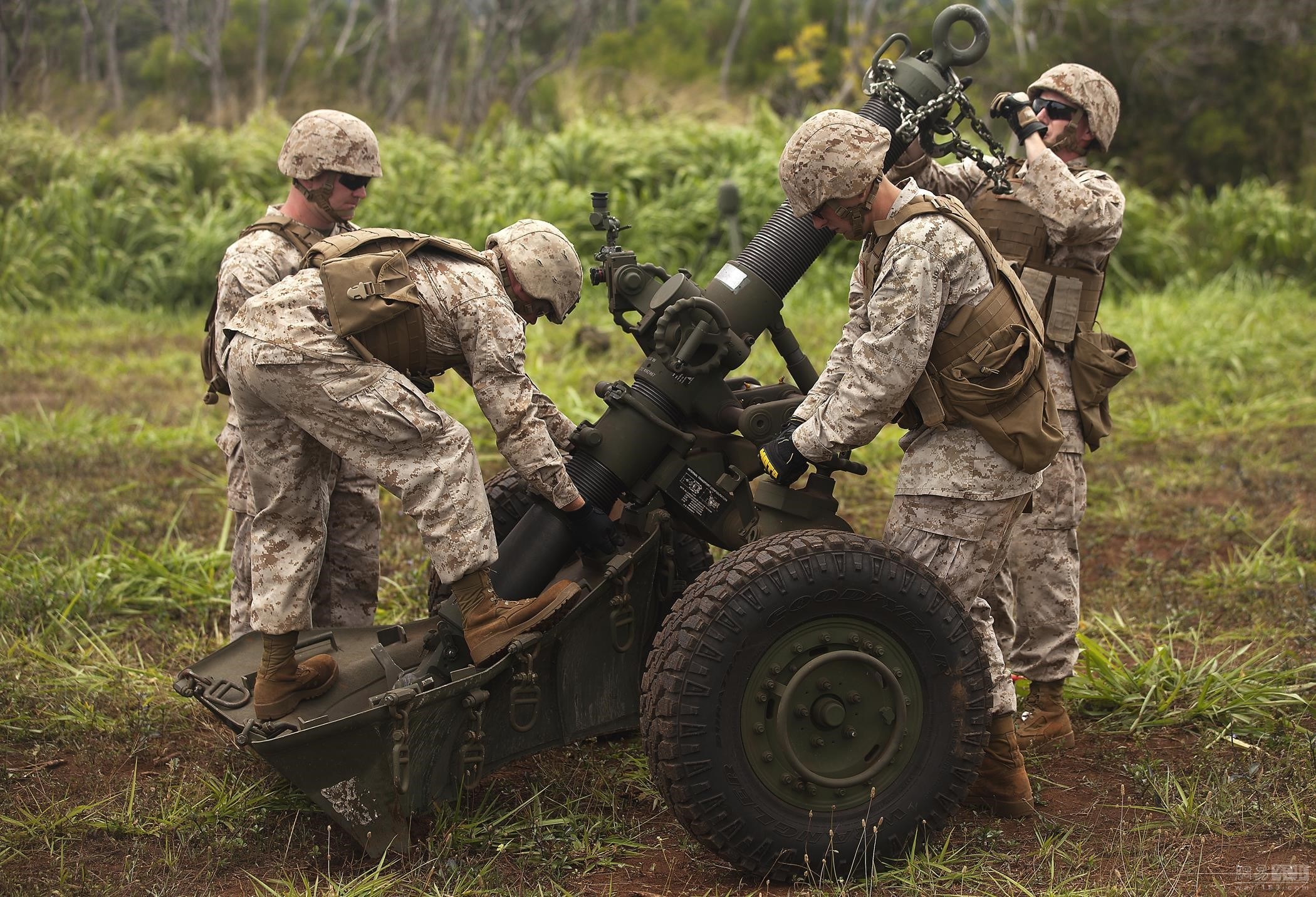 近日，美国海军陆战队公布一组图片，第12团正在演练M327拖曳式120MM迫击炮。
