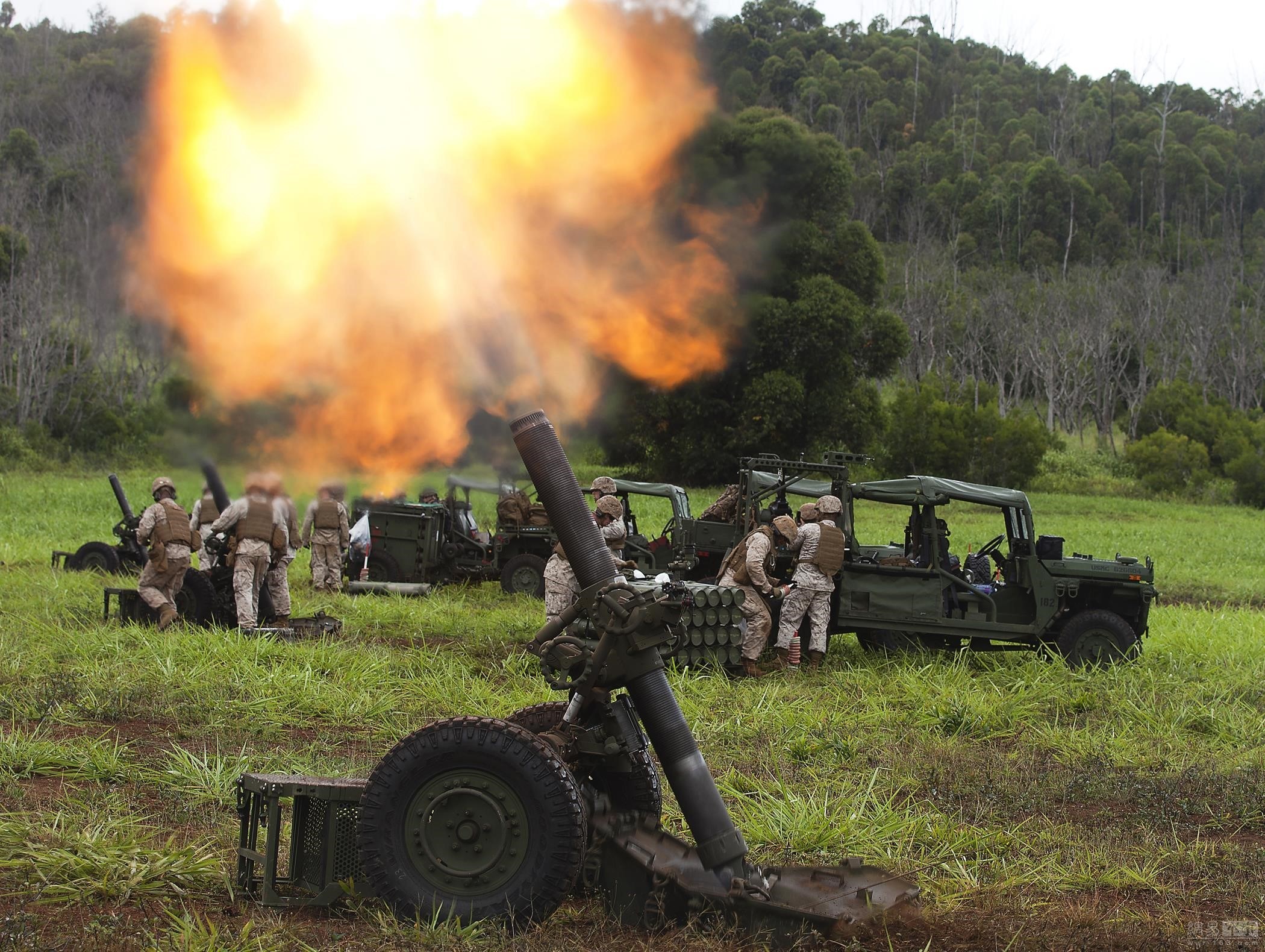 近日，美国海军陆战队公布一组图片，第12团正在演练M327拖曳式120MM迫击炮。