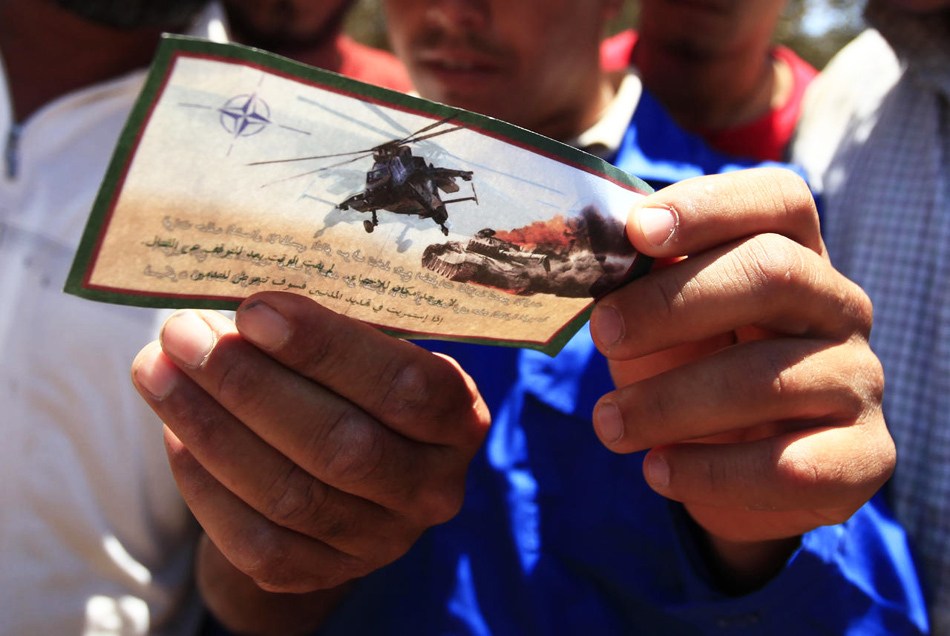 他们的主要任务是在对外实施心理战和处理国内事务时，使用标准的AM、FM、HF、电视和军用通信频段进行心理宣传，并且对敌实施电子对抗、限制敌军收集情报等。每当飞机飞临目的地上空，这些任务人员便开始工作。