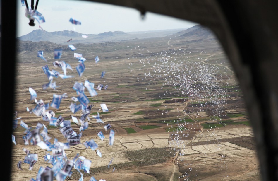其中，驾驶人员主要负责飞机的飞行操作，由驾驶员、副驾驶员、领航员、随机工程师、装卸长等组成。他们的工作主要是安全地驾驶飞机，确保顺利地完成作战任务。任务人员则主要包括广播资料加载员、节目编辑人员、系统操作员和语言专家等。