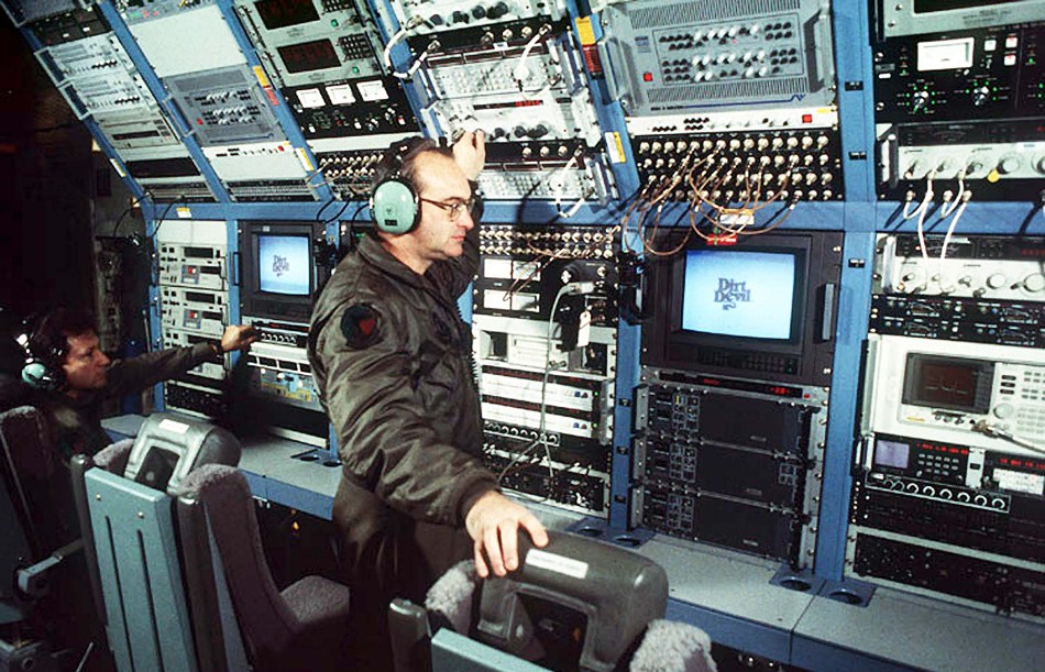 “打开电视收听广播，都是我们的声音”此外，在作战中，EC-130可与其他侦察类飞机不断交换数据，对友机收集的情报进行补充。EC-130机组成员通常由4名军官和7名士兵组成，必要时可增加至19人。机组成员按具体任务的不同，可分为驾驶人员和任务人员。