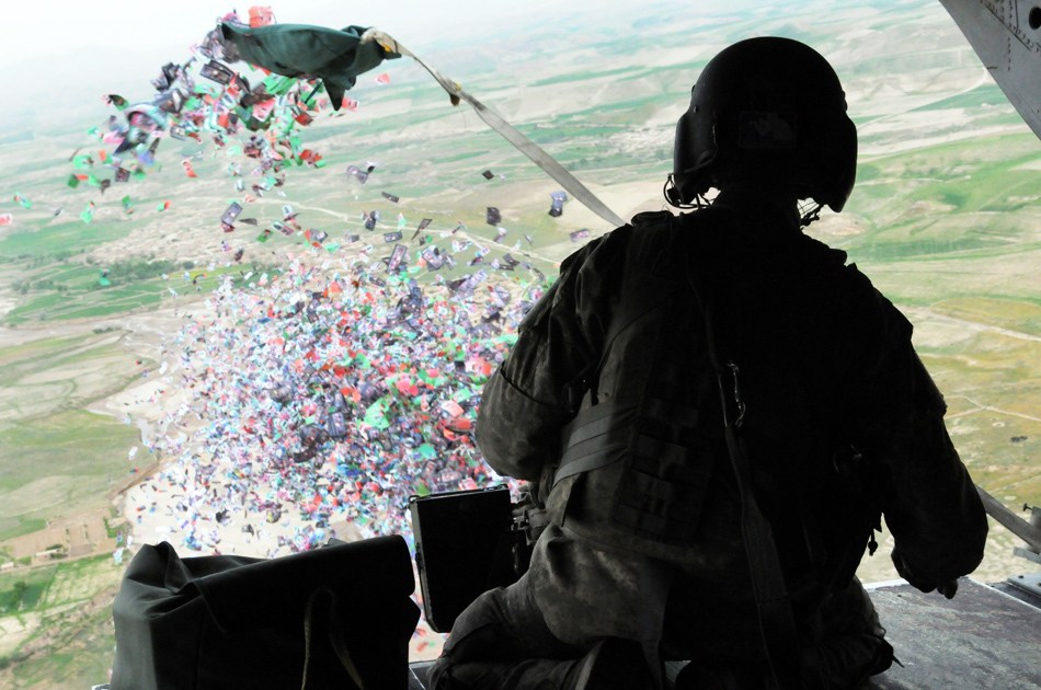 高新七号飞机可以对地面人员发动特种心理战——向打开收音机或电视机的人播报我军的宣传广播或影片，从心理上对敌方进行压制。更可怕的是，这种心理战飞机还能屏蔽敌方广播电台和电视台的信号，瓦解敌方宣传机构的“战斗力”。图为美机向敌方纵深空投传单等宣传品。