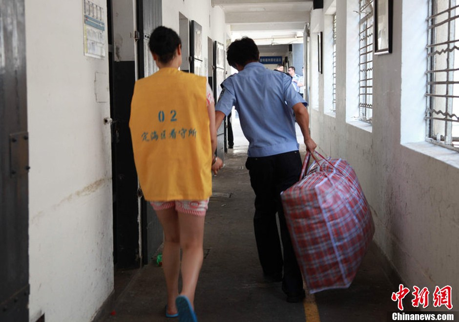 2013年7月9日，浙江省舟山市定海区看守所搬迁。300余名在押人员安全转移至距离城区10公里外的新所，330名武警、公安干警全副武装押解。图为公安干警检查在押人员的行李。琳红 摄 图片来源：CFP视觉中国