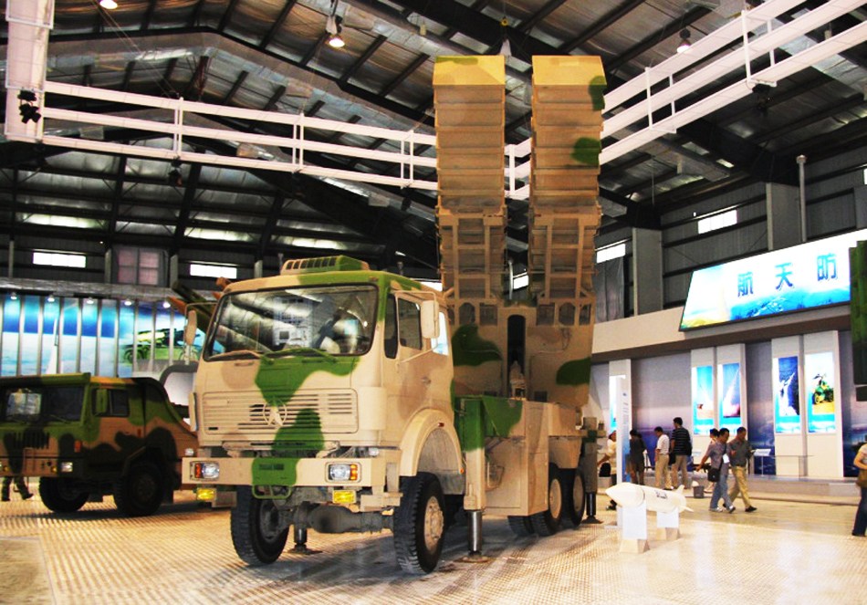 三、B-611/B-611M系列　　B-611M是一种射程150公里以内的短程弹道导弹，其最大的特点在于结构轻巧，一辆6X6的中型卡车就能携带2枚该型导弹，但由于在国内这一距离已经有远程火箭炮覆盖，成本更高的弹道导弹自然就没有了前途。不过正是因为其结构轻巧、价格低廉，土耳其在该导弹展出后不久就与中国达成了购买协议。目前，装备土耳其军队的B-611M是其主要的纵深打击力量，如果叙土边境局势恶化，B-611M大战飞毛腿也许会成为一出精彩的大戏。
