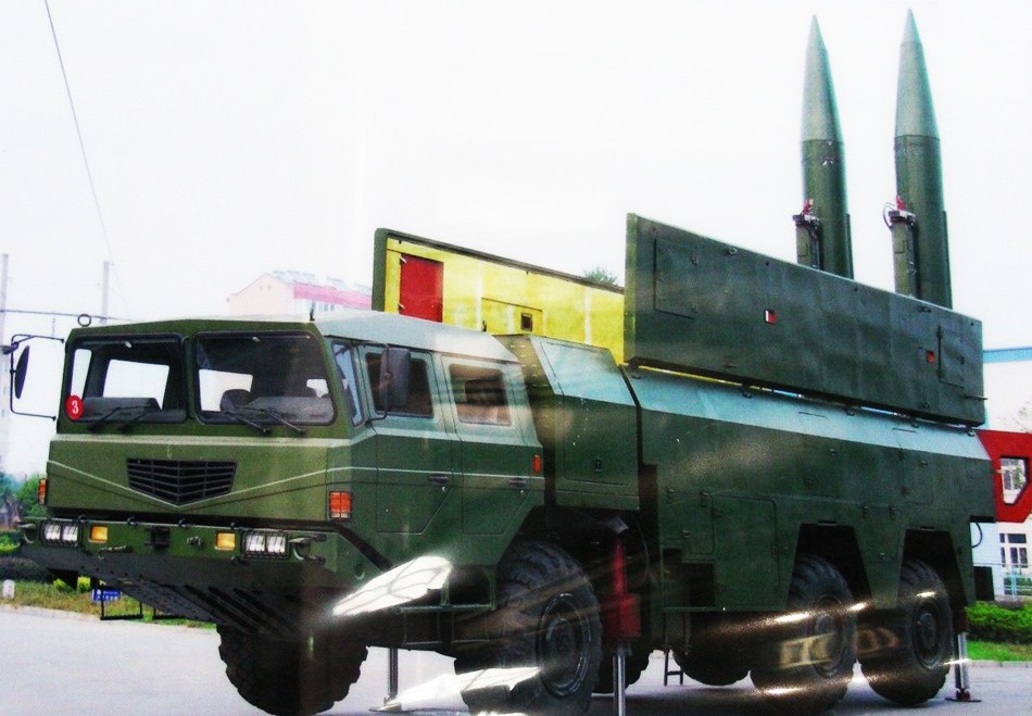 一、P-12/BP-12A系列　　弹道导弹体形庞大、打击距离远、毁饬力惊人，属于军事装备体系中的战略打击手段。与众多常规兵器常有机会现身各种场合而为人所熟知不同。弹道导弹一般并不轻易出现在公众视野，在大多数普通人眼里具有－定的＂神秘性＂。也正因如此，当P-12弹道导弹赫然出现在观众面前时，它高大、笔直、威武的不凡神采立即引起了参观者的极大兴趣。人们团团将它围住，一边仰视，一边发出赞叹。