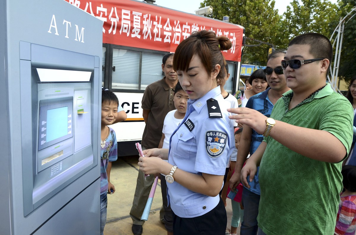 2013年9月7日，河南省许昌市许继游园，民警在为广大群众表演ATM机旁的诈骗情景剧。牛志勇/CFP