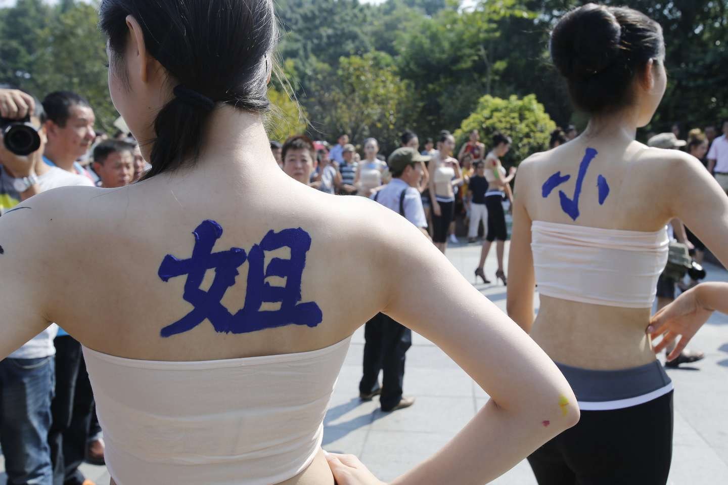 9月20日，2013国际旅游小姐菁英赛在湖北咸宁举行赛事活动，选自中国各地的40位佳丽来到咸宁市人民广场进行人体彩绘表演，吸引众多摄影爱好者及市民观赏。图为国际旅游小姐菁英赛参赛佳丽人体彩绘。