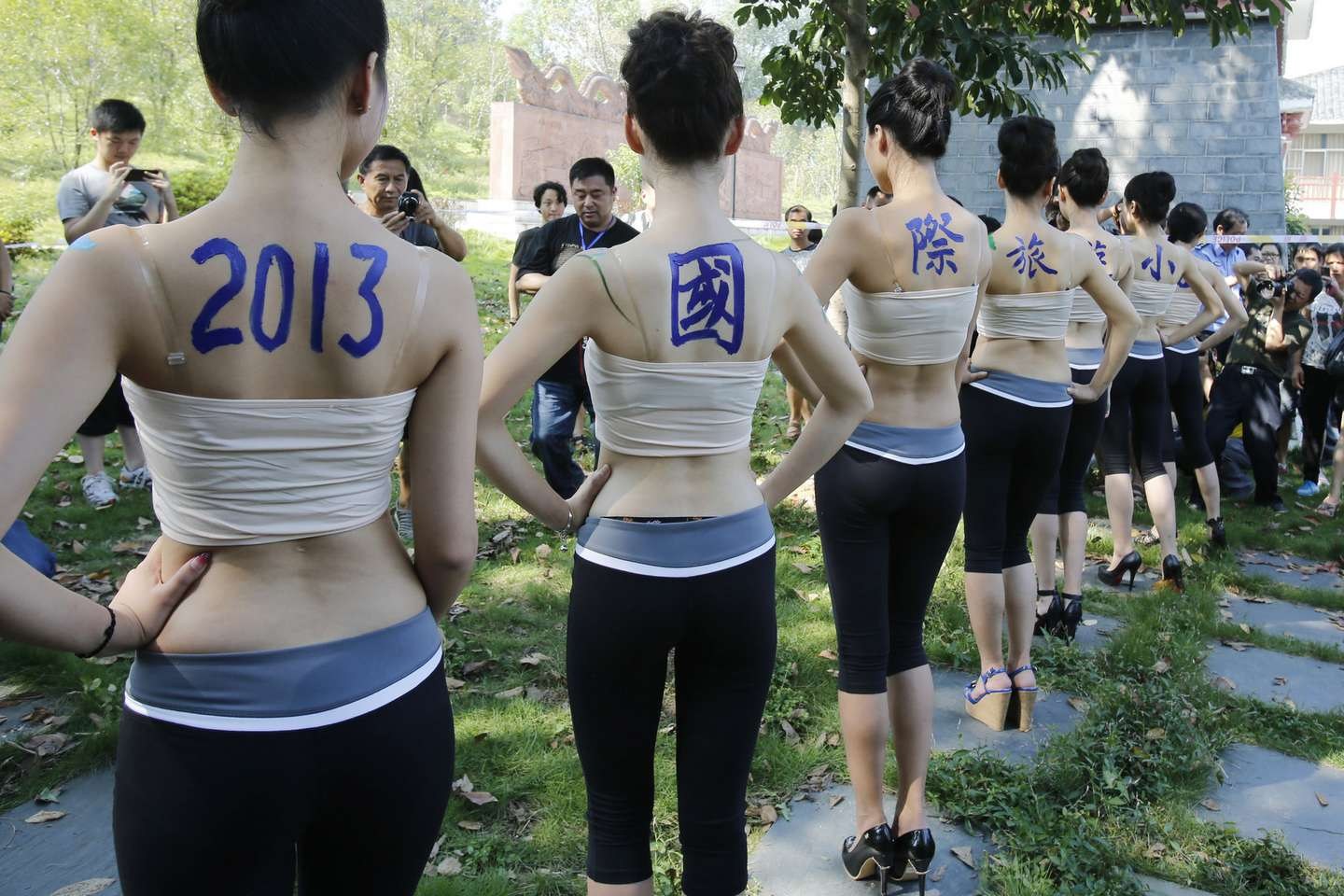 9月20日，2013国际旅游小姐菁英赛在湖北咸宁举行赛事活动，选自中国各地的40位佳丽来到咸宁市人民广场进行人体彩绘表演，吸引众多摄影爱好者及市民观赏。图为国际旅游小姐菁英赛参赛佳丽人体彩绘。