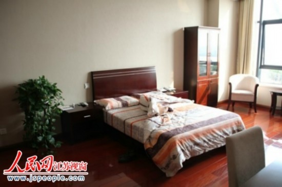 进入二楼宣传部办公室，记者提出要参观大楼办公环境，一位许姓工作人员表示，须请示领导同意之后才可以，其随即出去。在等待约10分钟仍无消息之后，记者自行在大楼内参观，一位张姓工作人员紧跟在后。图为领导休息室面积约30平方米。