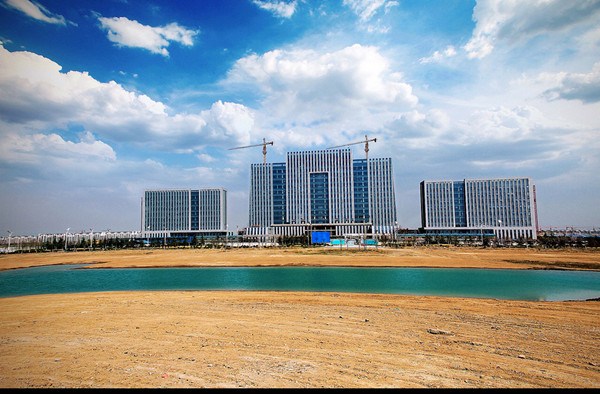 此外，记者了解到，沛县政府办公大楼建成之初，当地居民就对这座占地152亩、建筑面积8.5万平方米、1.1488亿元的县委县政府头号工程颇有意见，称其“高大奢华‘媲美’联合国大厦”。图为沛县政府大楼。