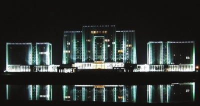 昨晚，沛县政府回应称，昨日下午该县四套班子的领导已完成对办公用房的腾退，已入住的46家机关单位办公用房面积超标的，将在一周内完成整改。所退出的办公室将给即将迁入的29家单位工作人员使用，新迁单位将于11月10日前入住完毕，确保整改后的办公用房面积符合国家规定。图为沛县政府大楼。