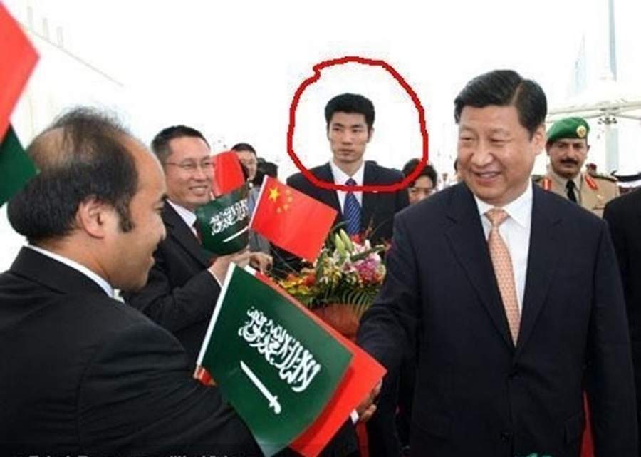 外出访问时伴随在身边的保镖，从图片可以看到保镖表情冷酷，伴随身边不离半步。