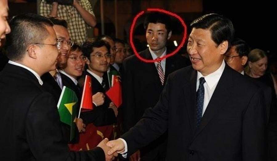 外出访问时伴随在身边的保镖，从图片可以看到保镖表情冷酷，伴随身边不离半步。