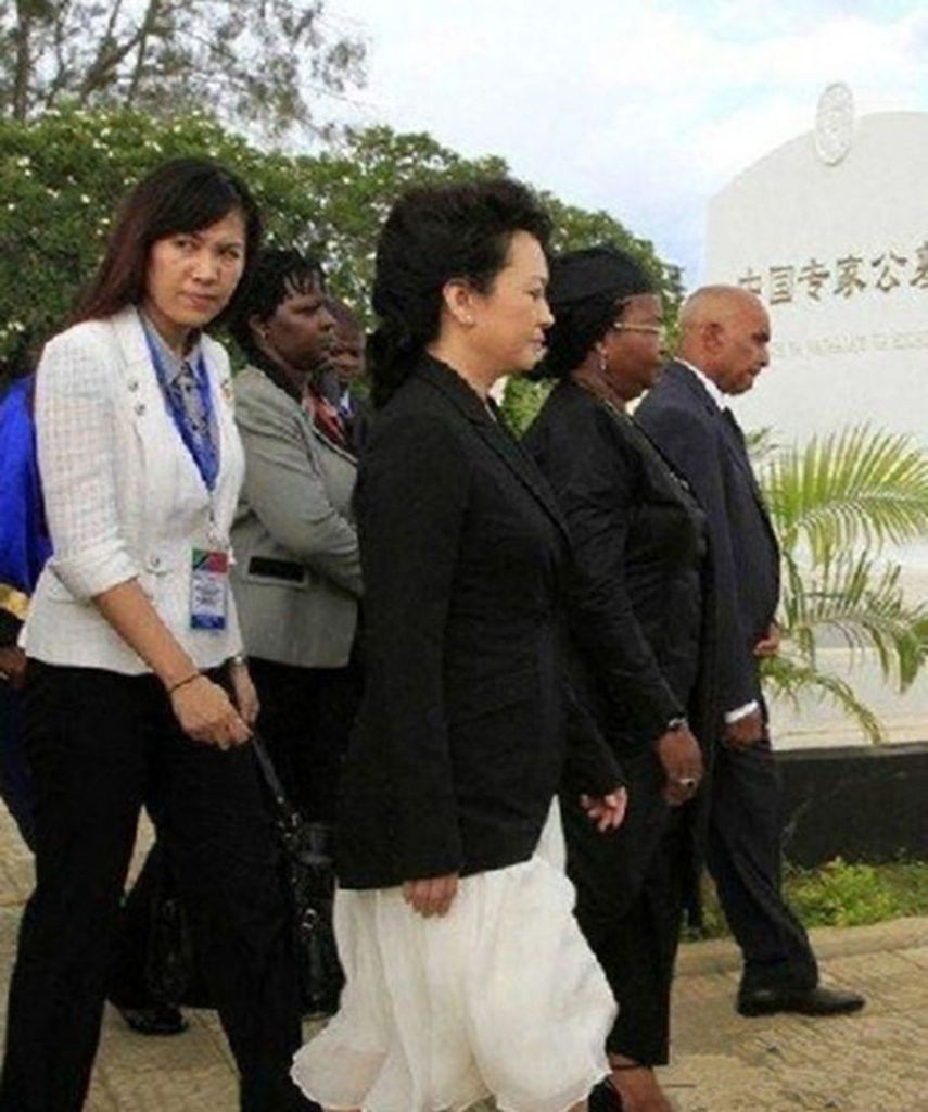 外出访问时伴随在身边的保镖，从图片可以看到保镖表情冷酷，伴随身边不离半步。