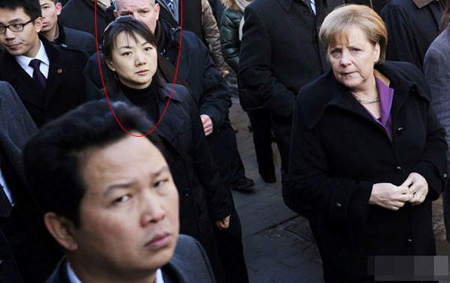 外出访问时伴随在身边的保镖，从图片可以看到保镖表情冷酷，伴随身边不离半步。