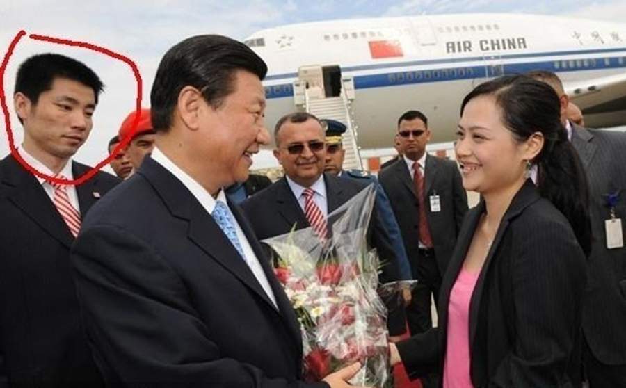 外出访问时伴随在身边的保镖，从图片可以看到保镖表情冷酷，伴随身边不离半步。