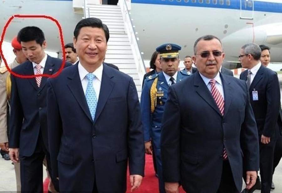 外出访问时伴随在身边的保镖，从图片可以看到保镖表情冷酷，伴随身边不离半步。