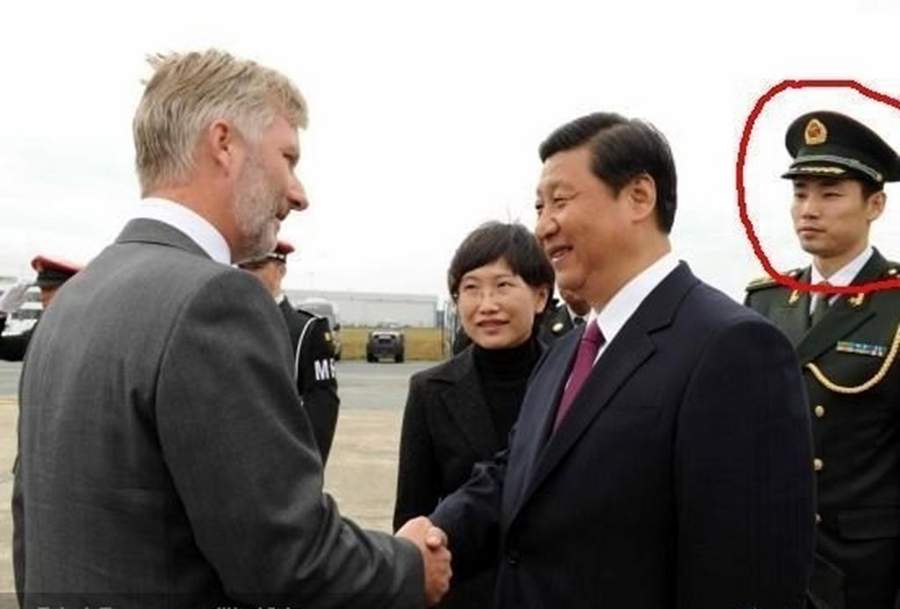 外出访问时伴随在身边的保镖，从图片可以看到保镖表情冷酷，伴随身边不离半步。