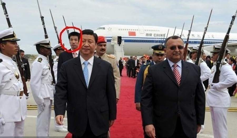 外出访问时伴随在身边的保镖，从图片可以看到保镖表情冷酷，伴随身边不离半步。