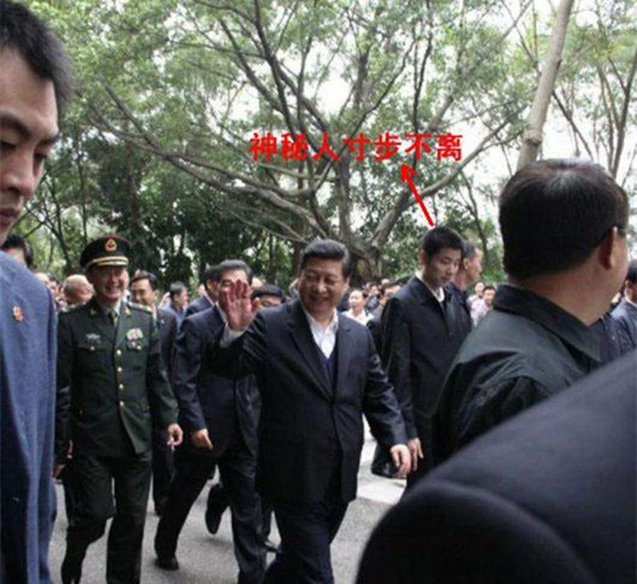 外出访问时伴随在身边的保镖，从图片可以看到保镖表情冷酷，伴随身边不离半步。