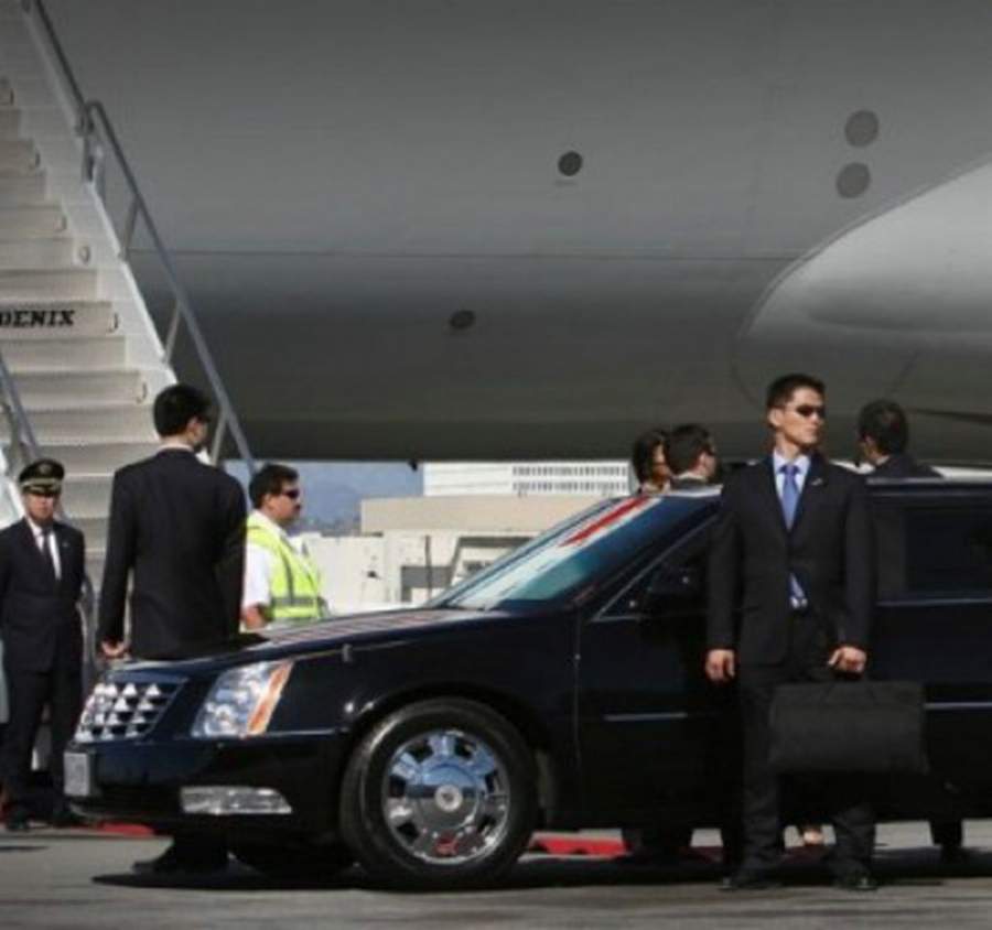 外出访问时伴随在身边的保镖，从图片可以看到保镖表情冷酷，伴随身边不离半步。