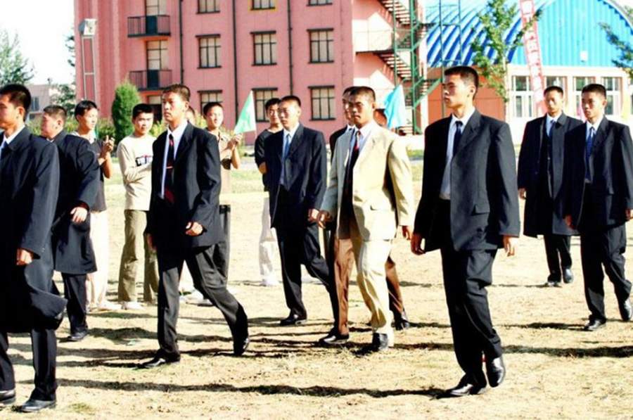 保镖需要经过专业的训练才能成为保镖，除了有一定的格斗技能外，更多的是拥有：侦察判断、安全布防、情报收集、保密措施、危机预防、险境撤离、机车驾驰、游泳潜水、法律运用、谈判方法、公关技巧、紧急救护、电脑操作、文秘写作、社交礼仪等各方面的综合能力。