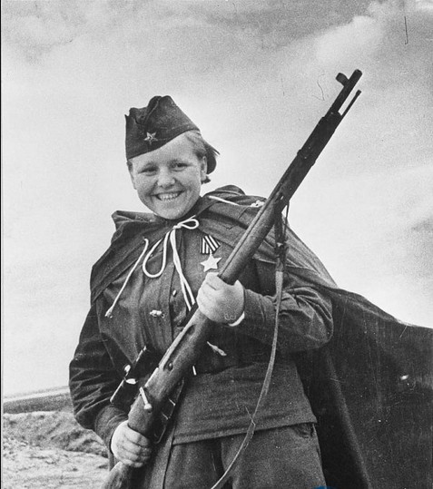 少数日本战俘被允定居苏联俄罗斯观察家日尔诺夫认为，当时，苏联政府对待各国战俘的态度存在着一些微妙的差别，比如，苏联允许一小批日本战俘同苏联妇女结婚，日本战俘也是唯一被允许留在苏联定居的外国战俘，相当多因为爱情的缘故而希望留在苏联的日本战俘则被拒绝，并被遣返回日本。但是，苏联却不允许德国、意大利、匈牙利等国的战俘同苏联妇女结婚，不允许他们在苏联定居，来自这些国家的战俘后来被全部遣返。