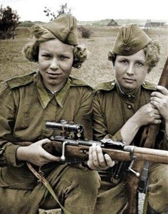 然而，苏联妇女与外国战俘同居注定要冒极大的风险，原因很简单:这是在跟原先的敌人苟合。实际上，早在1944年，苏联红军的欧洲战俘营里就发生了这种事情。当时，苏联内务部战俘和被拘留者事务管理总局要求各地遏止这种事情的发生，各战俘营和劳改营还专门开设了一些课程，向全体管理人员灌输“对希特勒侵略者的刻骨仇恨”，而一旦发现有苏联女管理人员跟外国战俘有暧昧关系，立刻首先将其定性为“阶级觉悟幼稚”，一旦被发现跟外国战俘有染，将处以开除党籍的处分。1945年8月，苏联内务部发布命令，再次强调要防止苏联女管理人员跟外国战俘同居事件发生，并且要求将所有“思想道德不坚定的妇女”从战俘营里开除出去。