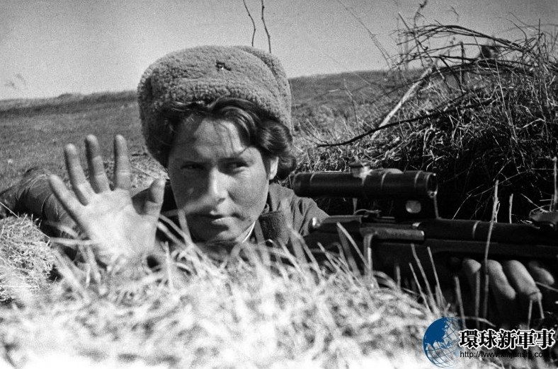 与外国战俘的爱情很危险苏联妇女之所以愿意跟外国战俘同居，原因比较复杂，或因为纯洁的爱情，或因为生理方面的需要，或因为精神上的孤寂，或因为物质上的诱惑。有俄罗斯研究人员说:“劳改营女管理人员有时出于`物质上的意图`跟外国战俘同居。比如，有一个劳改营的女护士请一个战俘帮她搞一块手表，很快她就得到了手表，在得到手表的同时她还收到了一张字条:`我给你手表，不过你应为此跟我保持亲密关系。`”一些战俘藏在身上或者行李中的稀罕小物件，此时派上了用场。