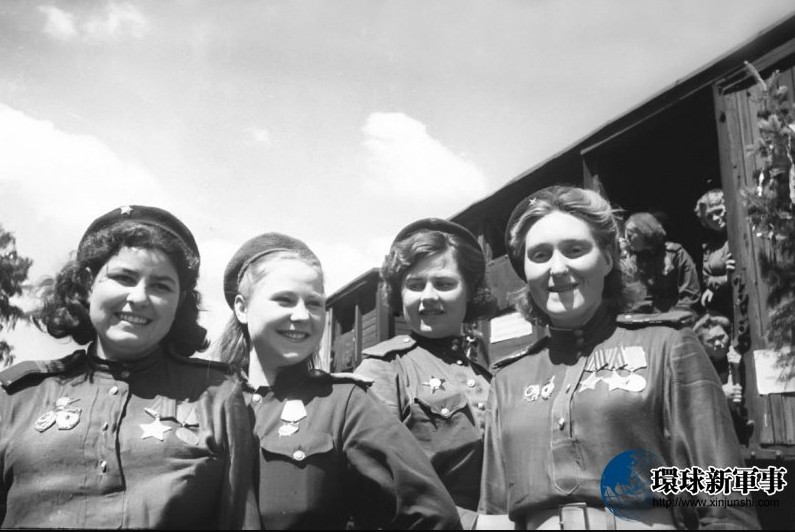 俄罗斯坦波夫州莫尔尚斯克市附近的卡列利村曾经有一个战俘营，最初只关押日本关东军军官战俘，从1946年开始，其他日本战俘以及德国、意大利战俘也陆续被运到此地。日本战俘虽然身陷囹圄，整天在矿井、矿场劳动，却不忘搞好与苏联农村姑娘的国际友谊。现年近80岁的原战俘营看守人员斯维里多夫回忆说，一个日军少佐看上了一个名叫维拉的女看守，“我那时虽然只有15岁，却已经明白了一些事情。有一次，他请求我帮忙:请您换一下夜班，让我和维拉在一起吧，她已经同意到我的帐篷里去了。我知道，这是不允许的，但我开始可怜他们了，这毕竟也是爱情，我就同意了。”