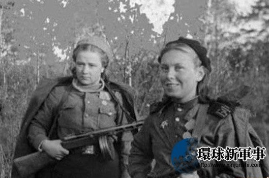 　战争造就千千万万苏联寡妇　1945年秋，几十万日本战俘陆续被从中国东北押解到苏联境内，开始了漫长的劳役岁月。俄罗斯《莫斯科共青团员报》曾刊文《日本武士的俄国坟墓》说，最初，日本战俘踏上苏联国土的时候，随身携带的行李里藏有橡胶女娃，用于自慰，解决本能需求。可是，他们一下火车就遭到了早在车站等候多时的苏联居民的轰抢，因为战后的苏联百姓也非常贫穷。因此，日复一日枯燥而繁重的劳役生活让日本战俘对异性的渴求越发强烈。