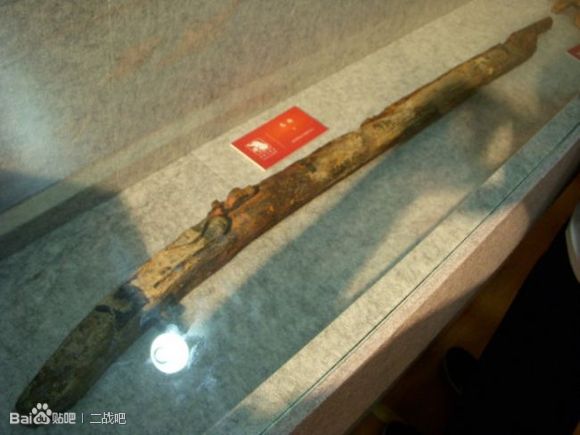 2004年11月至2005年5月徐州博物馆发掘了明代徐州卫遗址。遗址距地表以下4.5米，发掘面积约为500平方米。共发掘明代房址24间。出土遗物主要有铜器、铁器、瓷器、木器等。在房址内发现大量的冷、热军事武器装备，主要有炮、枪、铁弹、火药、弓、刀、剑、盔甲、铁胄等。遗址发现石碑的碑文有“徐州卫镇抚司公厅，成化二十年镇抚张茂改建”等记载。其中发现的明代早期鸟铳是一大收获，保存完备，在国内都是仅见的。之前只在1978年辽阳发现过1长2短的鸟铳管3支（《中国火器史》）。这样的大发现，可惜国内报道很少，图片更少，发掘报告也无缘得见，有机会去徐州的同学，可以去看看盔甲和枪。