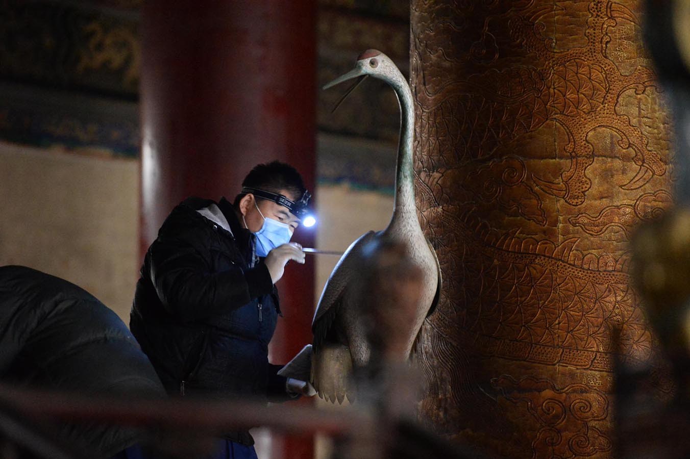 2014年1月6日，除国家法定节假日和暑期外，故宫首次实行周一全天闭馆措施。20多名文保科技部的专业工作人员在大殿内的金砖和皇帝宝座进行除尘保洁。