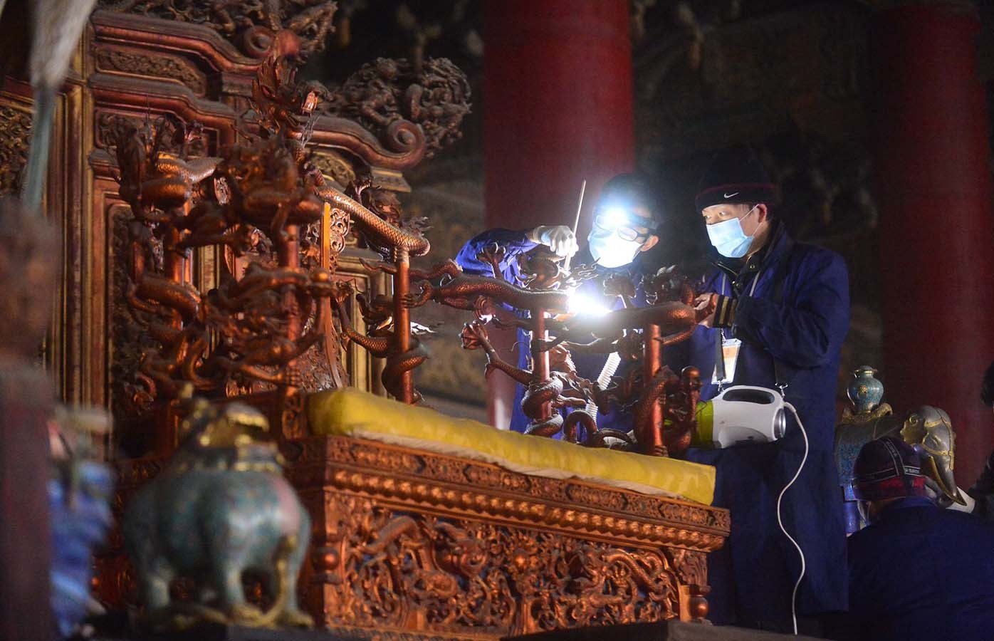 2014年1月6日，除国家法定节假日和暑期外，故宫首次实行周一全天闭馆措施。20多名文保科技部的专业工作人员在大殿内的金砖和皇帝宝座进行除尘保洁。