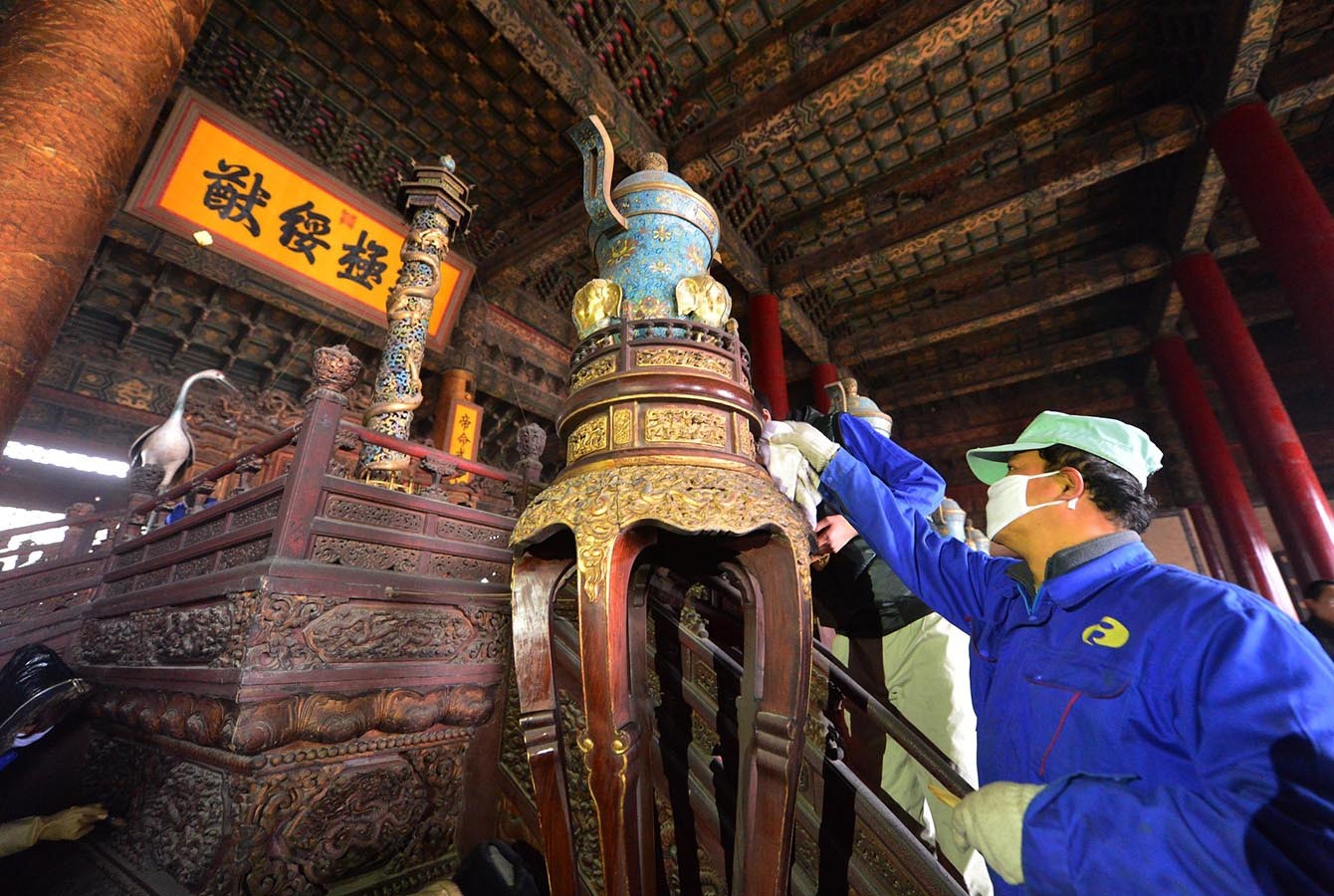 2014年1月6日，除国家法定节假日和暑期外，故宫首次实行周一全天闭馆措施。20多名文保科技部的专业工作人员在大殿内的金砖和皇帝宝座进行除尘保洁。